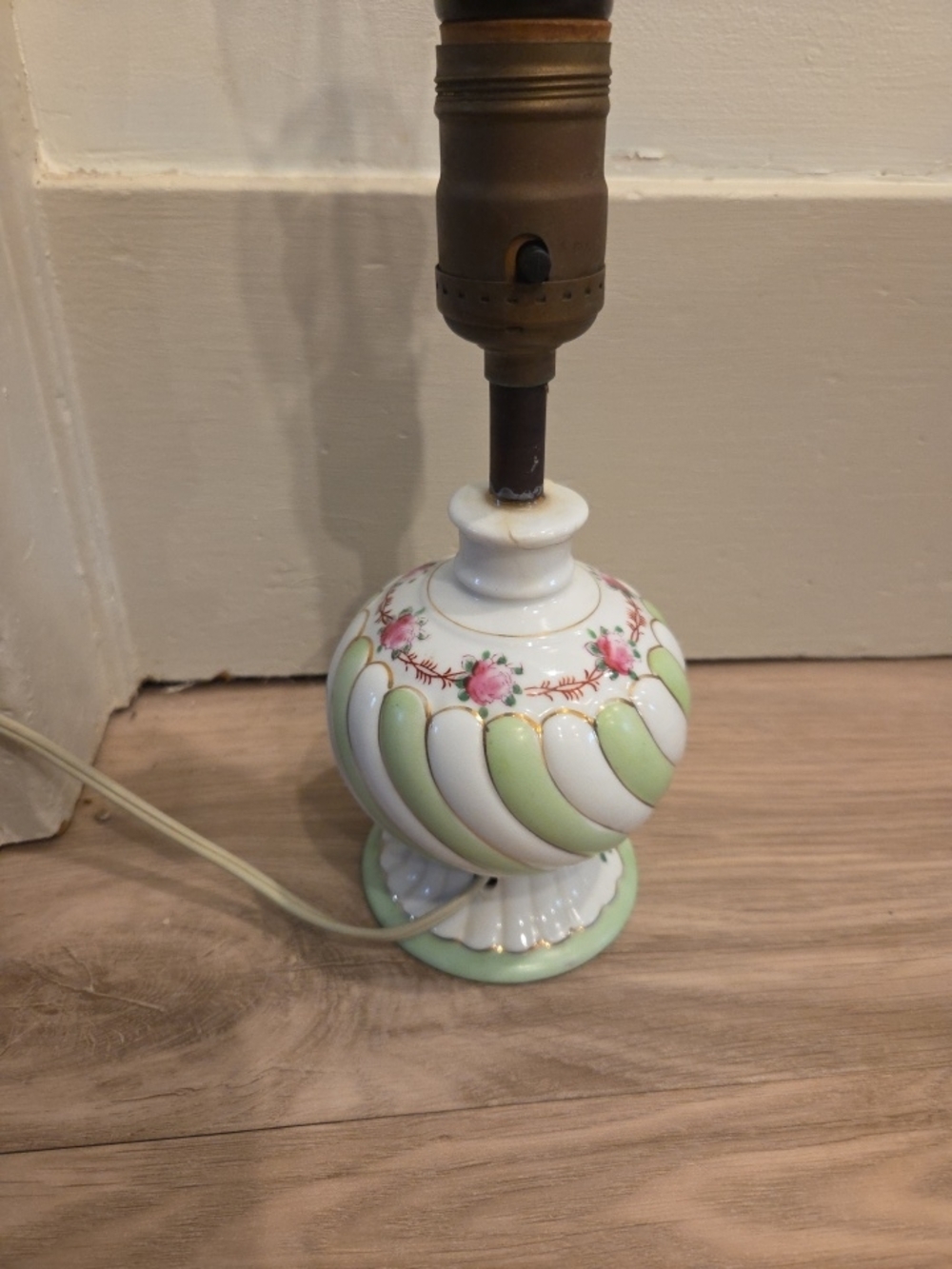 Vintage 1930's MIKORI WARE JAPAN ROSES SWIRL LAMP BASE -cottagecore - Picture 9 of 9